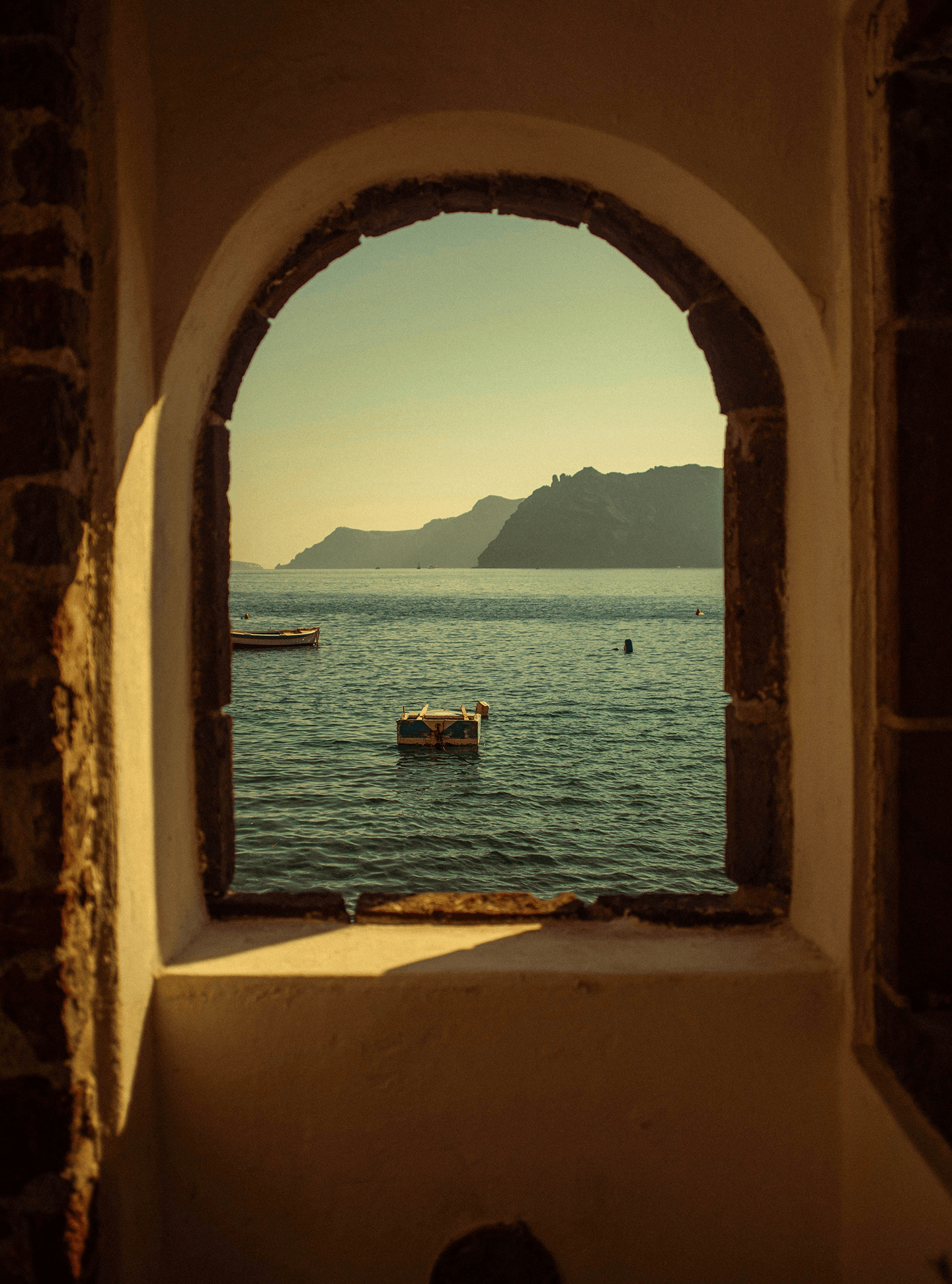 Arco de pedra com vista para o mar na Espanha
